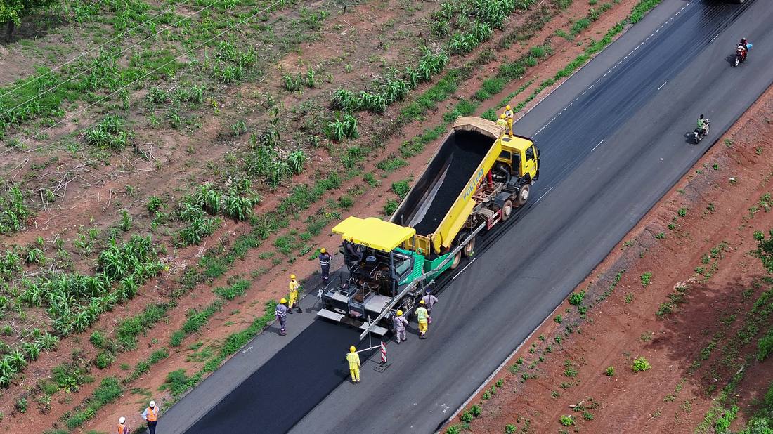 Aerial asphalt paving